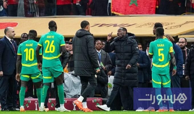 صورة تظهر شعار الكاف أو لقطة من مباراة كرة قدم مع إشارة إلى قرارات تأديبية.