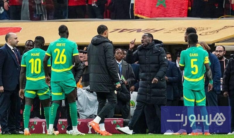 صورة تظهر شعار الكاف أو لقطة من مباراة كرة قدم مع إشارة إلى قرارات تأديبية.