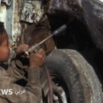 أطفال عاملون في مصر، بينهم زياد (14 عاماً) الذي لقي مصرعه، في سياق يبرز مخاطر عمالة الأطفال في بيئات خطرة.