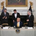 الرئيس الأمريكي السابق دونالد ترامب يتحدث عن العملات المشفرة، في سياق إعلان مجموعته الإعلامية عن رموز رقمية لمساهميها.