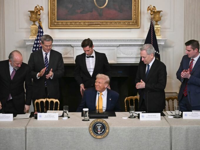 الرئيس الأمريكي السابق دونالد ترامب يتحدث عن العملات المشفرة، في سياق إعلان مجموعته الإعلامية عن رموز رقمية لمساهميها.