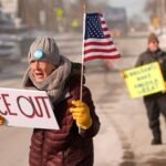 متظاهرة في بورتلاند، مين، تعترض على وجود وكالة إنفاذ قوانين الهجرة والجمارك (ICE).