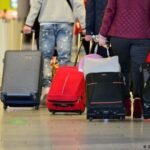 صورة لمجموعة من أفراد الجالية المغربية الهولندية العائدة إلى المغرب، ربما في مدينة طنجة، تعكس الاندماج والنشاط الاقتصادي.