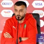 غانم سايس يتحدث لوسائل الإعلام خلال ندوة صحفية قبل مباراة المنتخب المغربي ضد تنزانيا في كأس أمم إفريقيا.