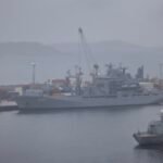 قوات عسكرية دنماركية وسويدية في مناورات بغرينلاند مع خلفية جليدية