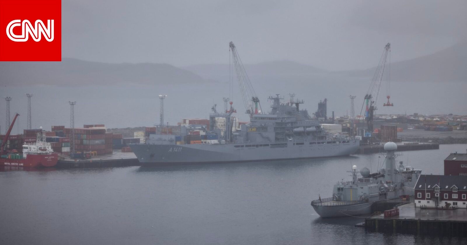 قوات عسكرية دنماركية وسويدية في مناورات بغرينلاند مع خلفية جليدية