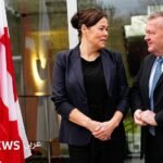 وزيرة خارجية غرينلاند، فيفيان موتزفيلدت، ووزير خارجية الدنمارك، لارس لوك راسموسن، في سفارة الدنمارك بواشنطن.