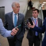 خريطة غرينلاند مع علم الولايات المتحدة والدنمارك في الخلفية.