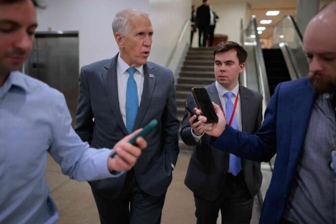 خريطة غرينلاند مع علم الولايات المتحدة والدنمارك في الخلفية.