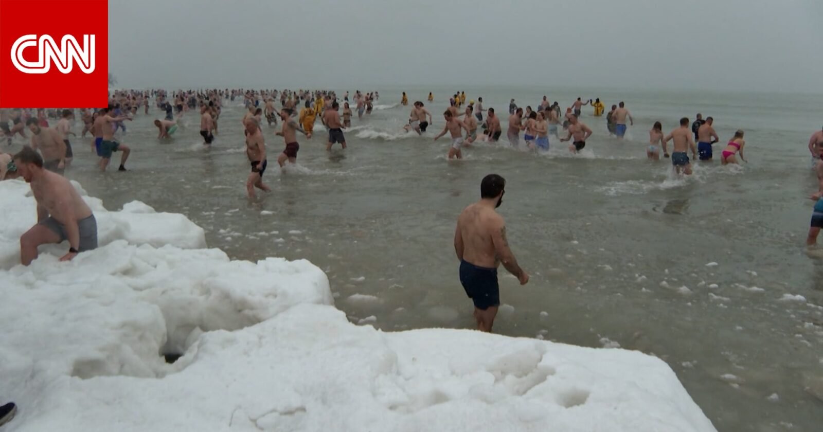 مواجهة البرد القارس: عشرات يحيون تقليد الغطس السنوي في بحيرة ميشيغان 3 مشاركون يغطسون في مياه بحيرة ميشيغان الباردة خلال احتفالات رأس السنة الجديدة