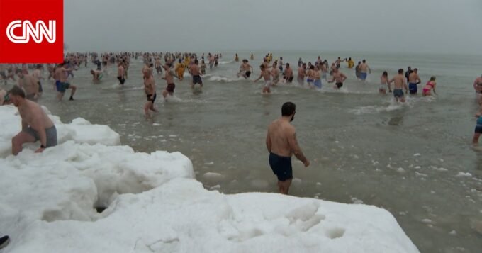 مشاركون يغطسون في مياه بحيرة ميشيغان الباردة خلال احتفالات رأس السنة الجديدة