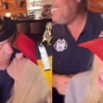 النجمة غوين ستيفاني وزوجها بليك شيلتون يتبادلان قبلة حميمة في احتفالات رأس السنة.