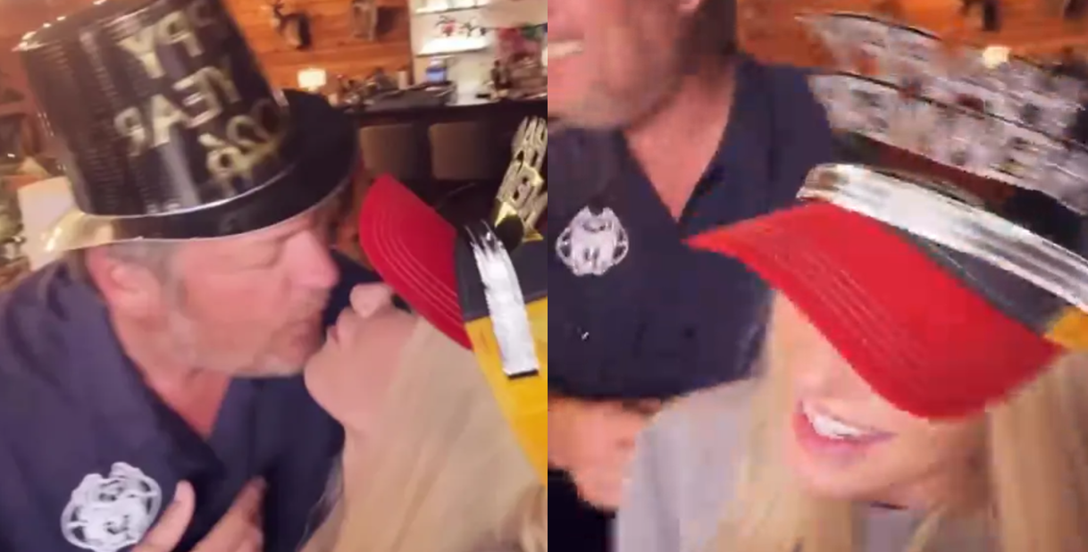 النجمة غوين ستيفاني وزوجها بليك شيلتون يتبادلان قبلة حميمة في احتفالات رأس السنة.