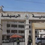 صورة لفعالية يوم وظيفي في قاعة الملك عبدالله الثاني بالرصيفة، تظهر باحثين عن عمل وممثلي شركات.