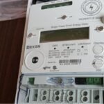 عداد كهرباء يوضح استهلاك الطاقة في المنازل المتعددة