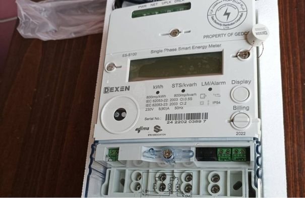 عداد كهرباء يوضح استهلاك الطاقة في المنازل المتعددة
