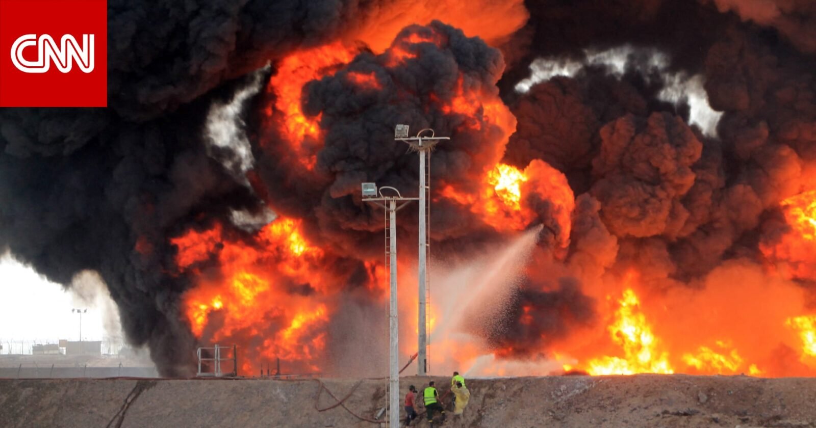 مقاتلون يمنيون ورجال إطفاء يحاولون إخماد حريق في مصفاة نفط بعدن عام 2015