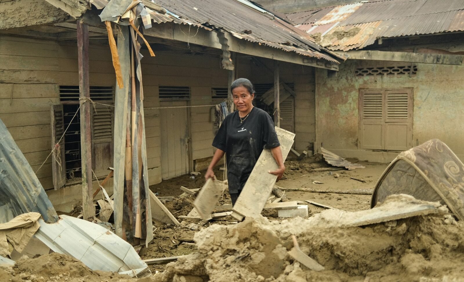 فيضانات إندونيسيا المدمرة: مأساة إنسانية وتحديات التعافي 3 ضحايا الفيضانات في إندونيسيا وسط الدمار والطين