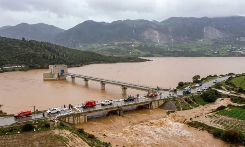 فيضانات القصر الكبير: دعوات برلمانية لإعلان “منطقة منكوبة” ومطالب بتدخل عاجل 3 صورة لمدينة القصر الكبير متضررة من الفيضانات مع ارتفاع منسوب المياه