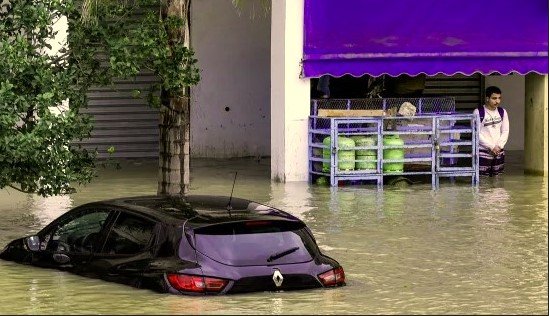 القصر الكبير تواجه فيضانات تاريخية: إجلاء أكثر من 20 ألف شخص وتعبئة وطنية شاملة 10 صورة جوية لمدينة القصر الكبير غارقة في مياه الفيضانات مع فرق الإنقاذ تعمل على إجلاء السكان.