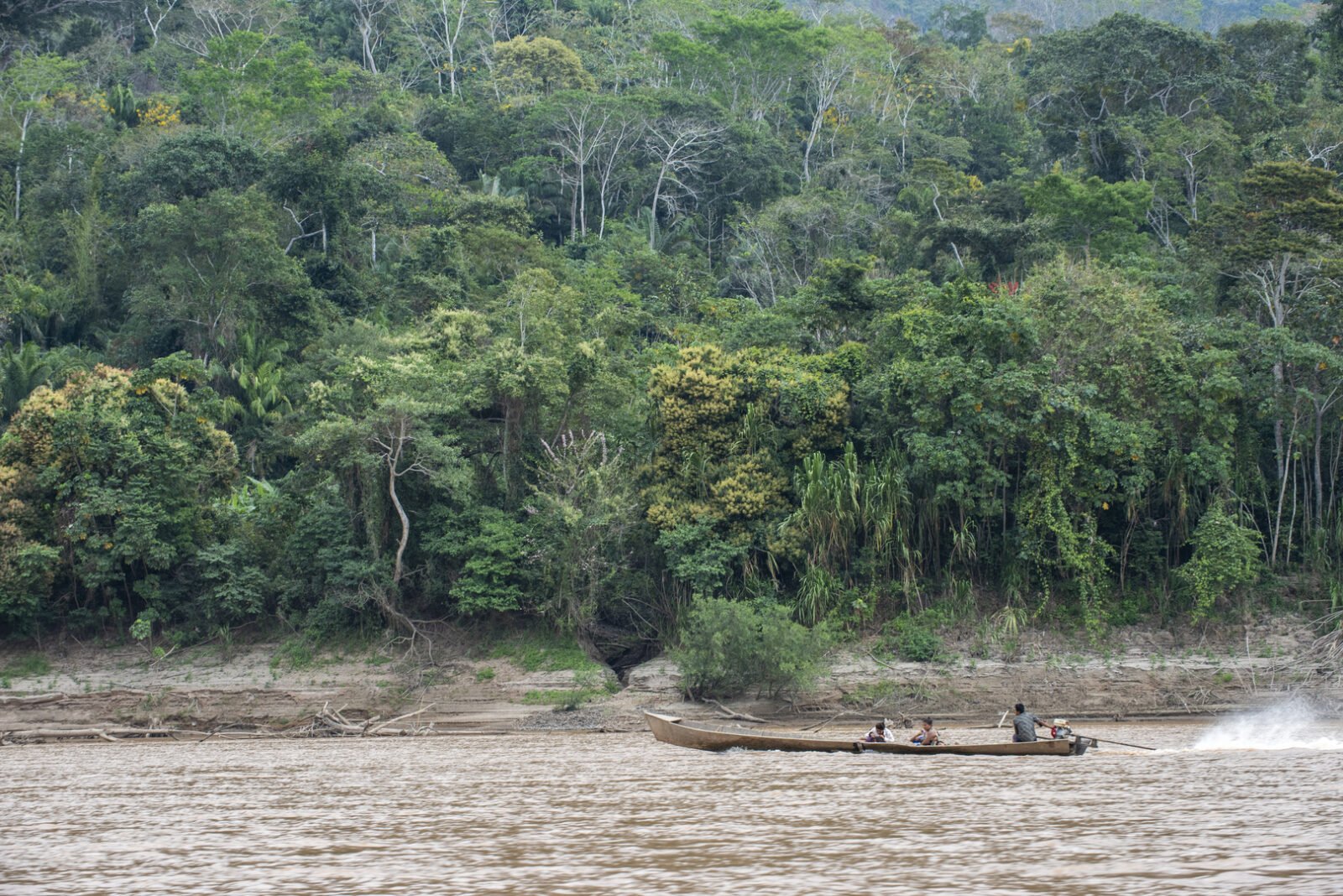 صورة تعبيرية لقبيلة أمازونية معزولة وسط الغابات المطيرة.