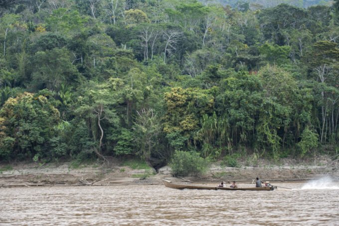 صورة تعبيرية لقبيلة أمازونية معزولة وسط الغابات المطيرة.