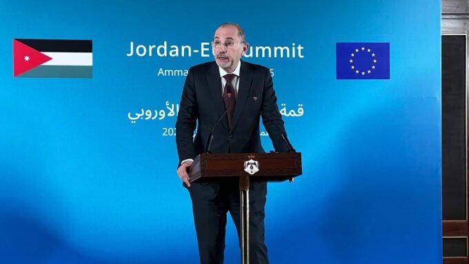 وزير الخارجية الأردني أيمن الصفدي خلال مؤتمر صحفي حول قمة الأردن والاتحاد الأوروبي