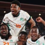 مشجعو الجزائر يهتفون قبل مباراة الجزائر والسودان في الرباط؛ المنتخب السوداني قبل مواجهة الجزائر؛ منتخب ساحل العاج يحتفل بفوز مثير.