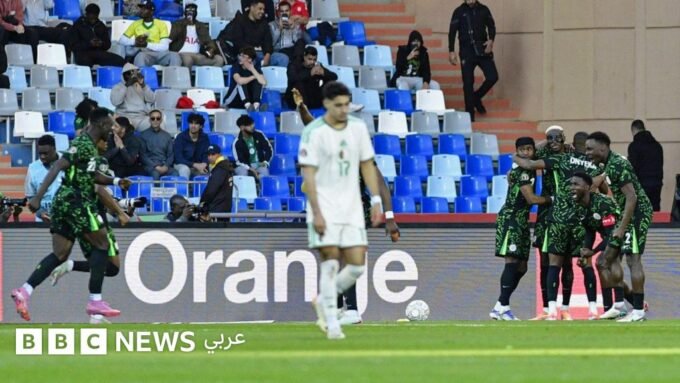 لحظة حاسمة من مباريات ربع نهائي كأس أمم أفريقيا 2025، تعكس التنافس الشديد بين المنتخبات الأفريقية.