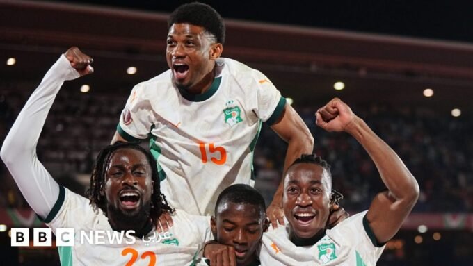 مشجعو الجزائر يهتفون قبل مباراة الجزائر والسودان في الرباط؛ المنتخب السوداني قبل مواجهة الجزائر؛ منتخب ساحل العاج يحتفل بفوز مثير.