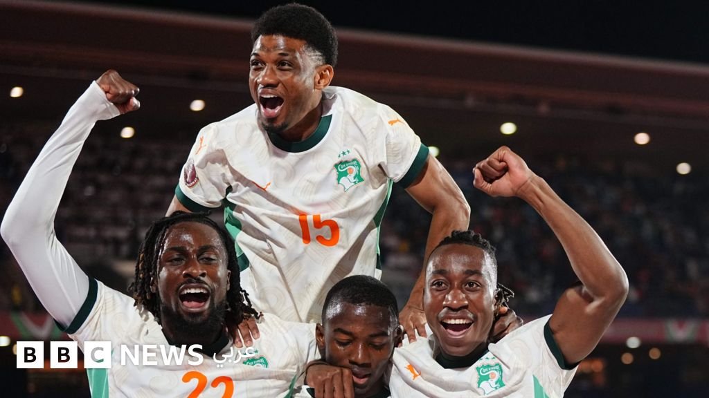 مشجعو الجزائر يهتفون قبل مباراة الجزائر والسودان في الرباط؛ المنتخب السوداني قبل مواجهة الجزائر؛ منتخب ساحل العاج يحتفل بفوز مثير.