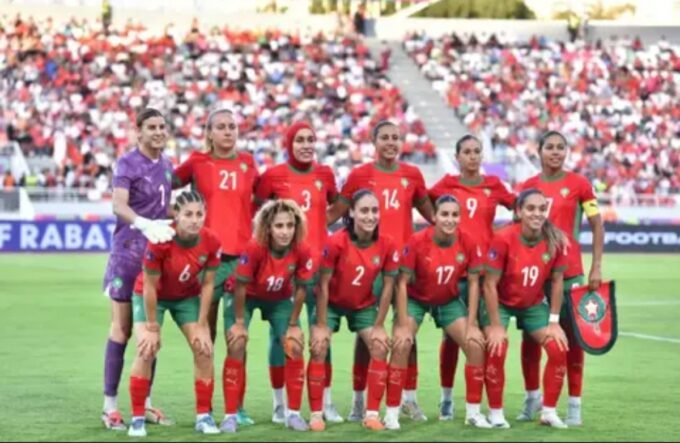 شعار كأس أمم إفريقيا للسيدات 2026 مع أعلام المنتخبات المشاركة، ويبرز علمي المغرب والجزائر.