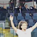 رئيس الجامعة الملكية المغربية لكرة القدم فوزي لقجع ورئيس الكاف باتريس موتسيبي يتابعان إحدى مباريات كأس إفريقيا للأمم.