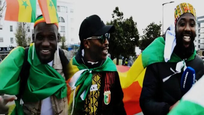 جماهير مغربية وسنغالية تحتفلان معًا في كأس إفريقيا بالمغرب