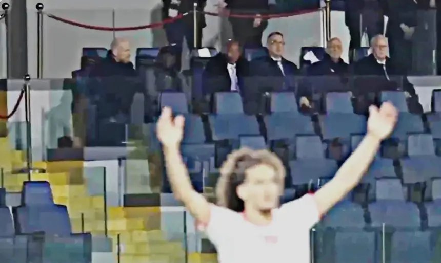 رئيس الجامعة الملكية المغربية لكرة القدم فوزي لقجع ورئيس الكاف باتريس موتسيبي يتابعان إحدى مباريات كأس إفريقيا للأمم.