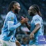 لاعبي مانشستر سيتي يحتفلون بهدف ضد نيوكاسل يونايتد في مباراة كأس الرابطة.