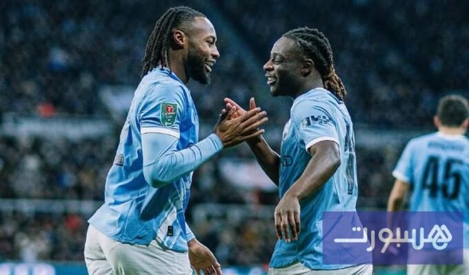 لاعبي مانشستر سيتي يحتفلون بهدف ضد نيوكاسل يونايتد في مباراة كأس الرابطة.