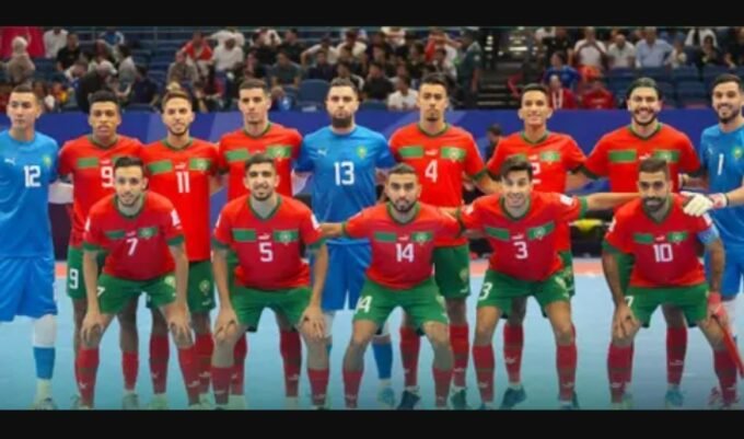 صورة جماعية للمنتخب المغربي لكرة القدم داخل القاعة يحتفل بلقب دوري ويك فوتسال الدولي