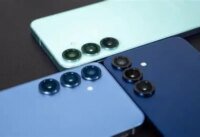 صورة لهاتف سامسونغ Galaxy S26 يعرض واجهة مكالمة مع تنبيه حول مكالمة احتيالية محتملة من غوغل.