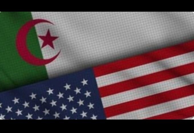 صورة تجمع بين علمي الجزائر والولايات المتحدة، مع كرة قدم في المنتصف، ترمز لتقاطع السياسة والرياضة.