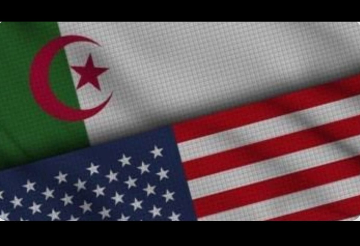 صورة تجمع بين علمي الجزائر والولايات المتحدة، مع كرة قدم في المنتصف، ترمز لتقاطع السياسة والرياضة.