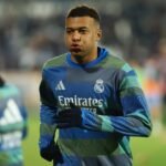 كيليان مبابي مهاجم ريال مدريد مصاباً في ركبته