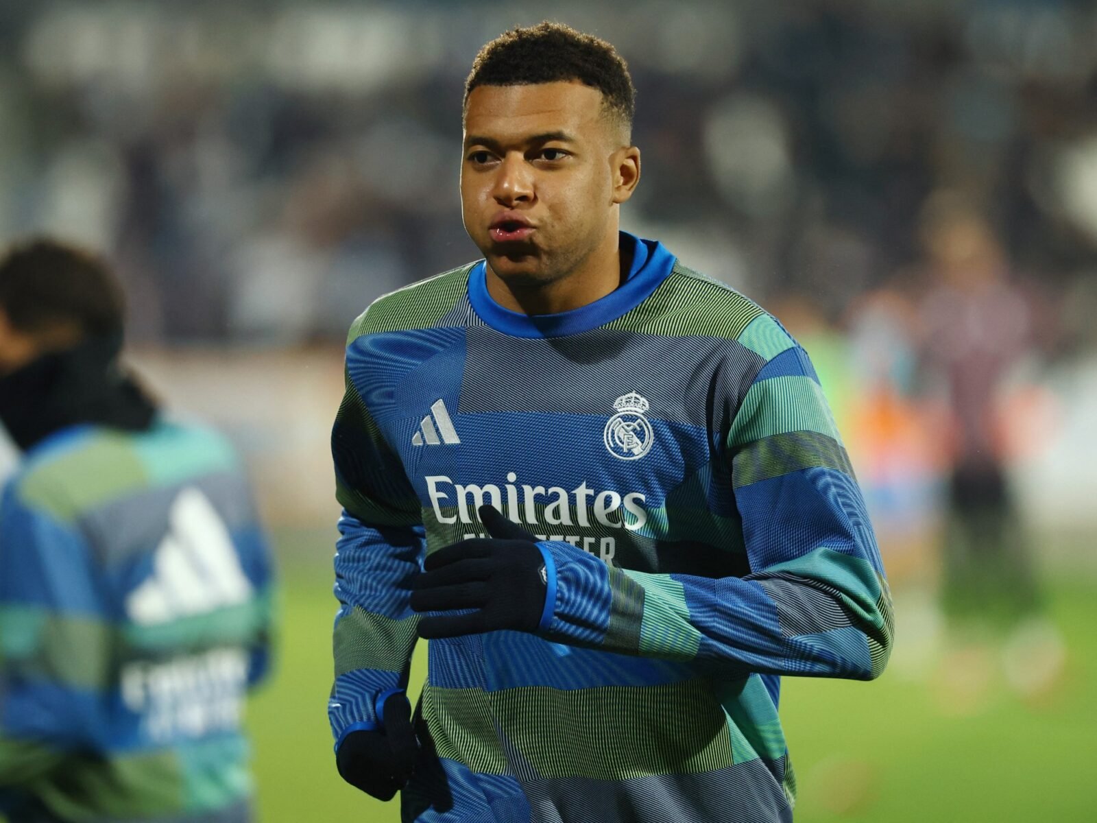 كيليان مبابي مهاجم ريال مدريد مصاباً في ركبته