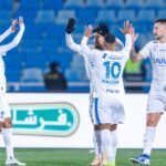 لاعبي الهلال يمنحون ستراتهم لأطفال خلال دخول ملعب مباراة الرياض في الدوري السعودي
