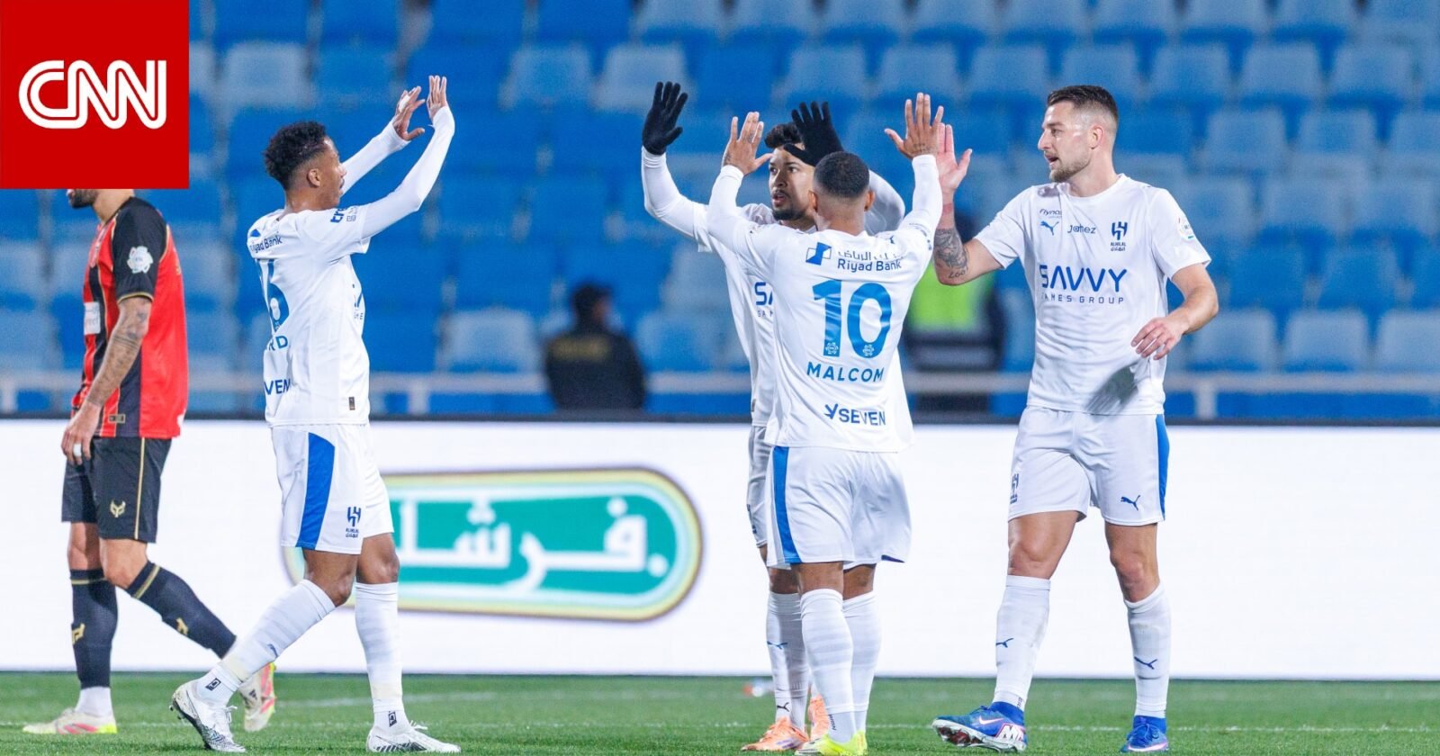 بادرة إنسانية راقية: لاعبو الهلال يدفئون قلوب الأطفال في مباراة الرياض 3 لاعبي الهلال يمنحون ستراتهم لأطفال خلال دخول ملعب مباراة الرياض في الدوري السعودي