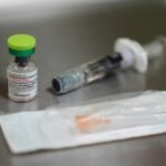 صورة توضيحية لزجاجة لقاح طبي، في سياق تحقيق إسباني حول لقاحات منتهية الصلاحية.