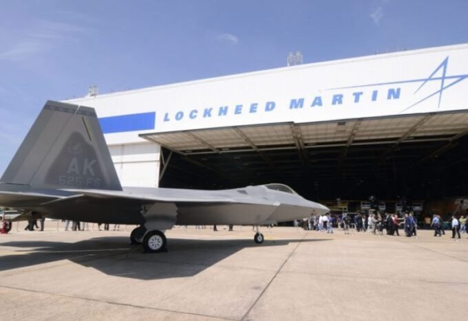 صورة مركبة لطائرة F-35 وصاروخ باتريوت، ترمز لنمو شركة لوكهيد مارتن في قطاع الدفاع العالمي.