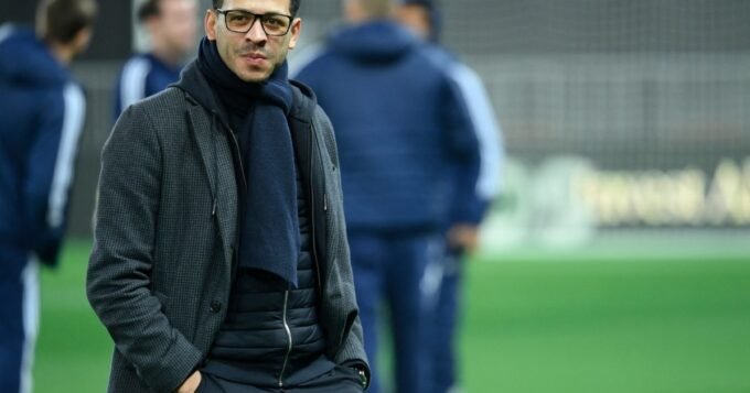 صورة للمدرب ليام روزينيور أثناء توقيع عقده مع نادي تشيلسي