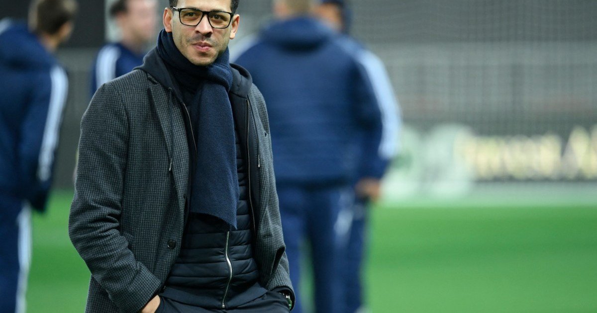 رسمياً: ليام روزينيور مدرباً جديداً لتشيلسي بعقد يمتد لـ2032 3 صورة للمدرب ليام روزينيور أثناء توقيع عقده مع نادي تشيلسي