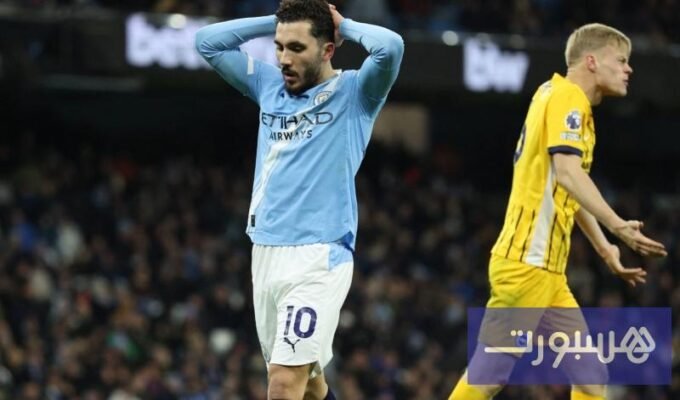 لاعبو مانشستر سيتي وبرايتون يتنافسون على الكرة في مباراة الدوري الإنجليزي